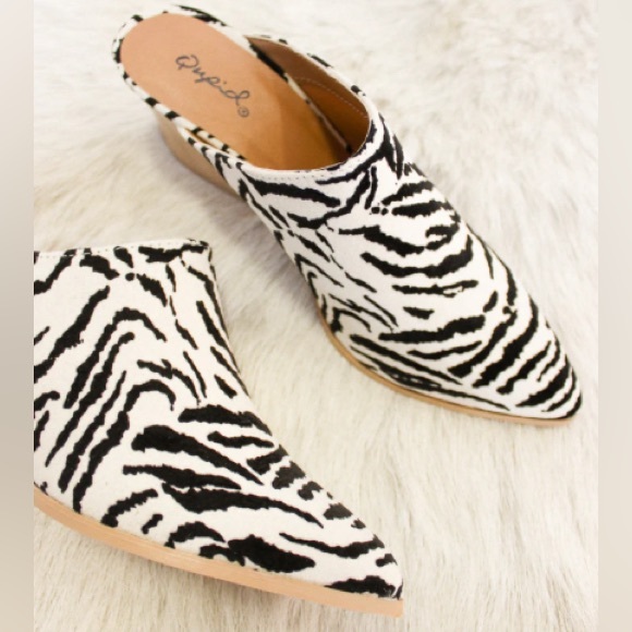 Twilight Safari Zebra Pointed Toe Chunky Heeled Mule - Picture 7 of 7